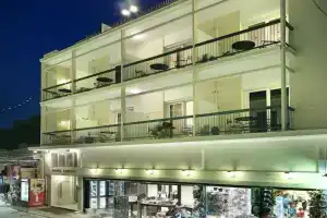 Adrian Hotel, Афины