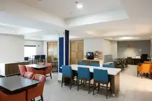 Holiday Inn Express & Suites Wichita Airport, an Ihg Hotel, Уичито