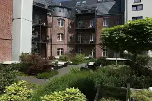 The Red Apartments, Нойс