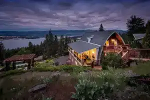 Les Chambres Roses, Келоуна