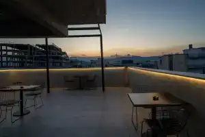 Navitas House Athens, Пирей