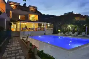 Eldorado Hotel, Адрасан