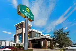 La Quinta Inn & Suites by Wyndham Dallas I-35 Walnut Hill Ln, Даллас