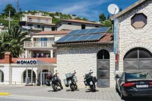 Aparthotel Monaco, Ploče
