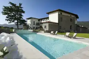 Podere Castel Merlo Resort, Сарнико