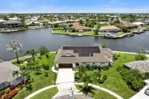 Stunning Waterway Views and Heated Pool - Luxurious Waterfront Retreat, Марко