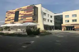 Grape Town Hotel, Зелёна-Гура