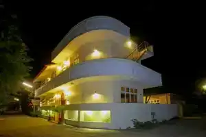 Hanifaru Transit Inn, Дхараванду