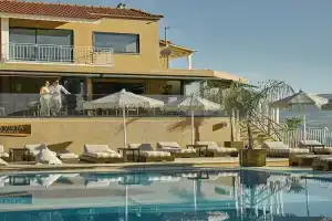The L Suites & Apartments, Ласси