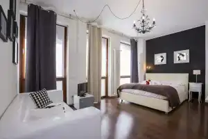 The Square Apartment, Комо