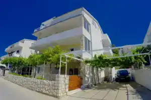 Vila Lacman, Хвар