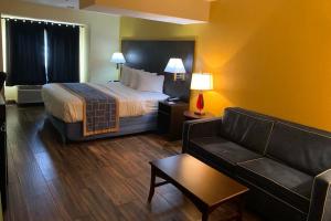 Days Inn & Suites by Wyndham Tampa/Raymond James Stadium, Тампа