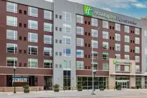 Holiday Inn Express & Suites Lincoln Downtown, Линкольн