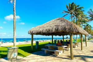 Club Lux Resort by the Beach, Бока-Ратон
