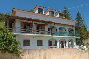 Vallia's Apartments, Аргаси