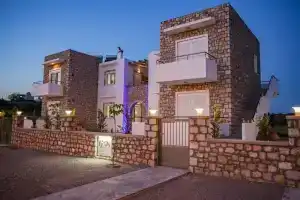 G&k Stone Suites, Хараки