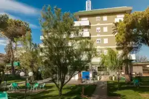 Hotel Smeraldo, Джулианова