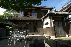 Moon's Cafe, Ономити