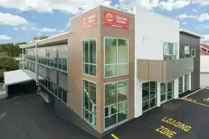 Zeta Motel, Гамильтон