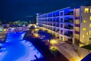 GrandBlue Resort, Мае Пим