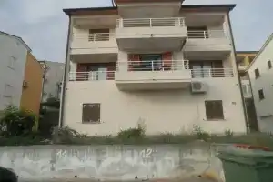 Gorgeous Biserka Apartment near the sea, Рабац