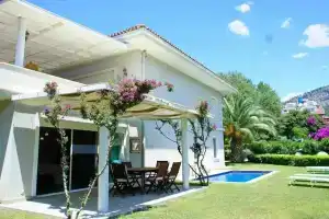 Safir Villa, Гечек