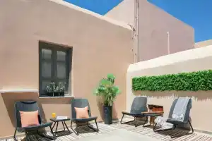 Gateway Suites, Ретимно