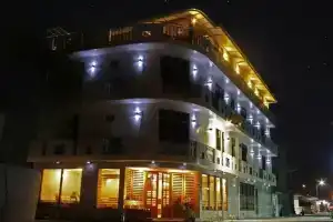 Smera Grand, Маамигили