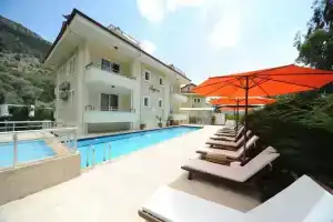 Ay Hotel, Гечек