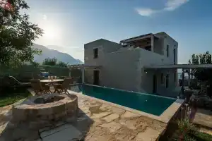 Villa LeonAnto, Курнас