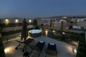 47 Luxury Suites, Пирей