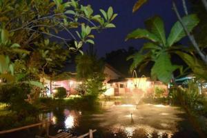 Reuanmai Onanong, Amphawa