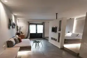George & Joanna Suites, Фира