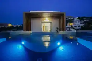 Oro Suites, Кинион