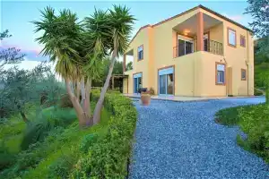 DisCrete Villa Maroulas, Аделианос-Кампос