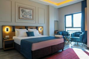 Grand Moon Hotel, Эсеньюрт