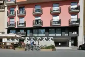 LacromaBio - Hotel & Apartments, Градо