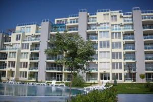 Oasis Suites Apartments And Studios, Равда