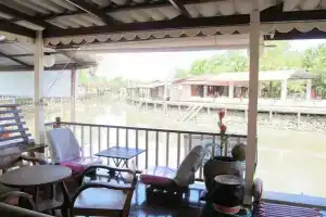 Отель «Baan Saranrom», Amphawa