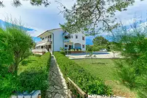 Villa Liveric, Vir
