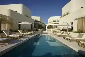 White Pebble Suites, Аполлония