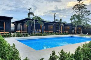 The Toy Art Resort, Мае Пим
