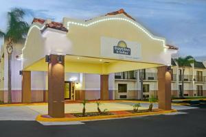 Days Inn & Suites by Wyndham Tampa near Ybor City, Тампа
