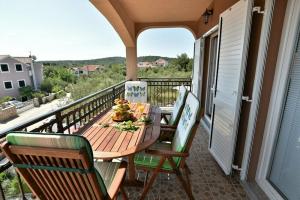 Apartments Dejan, Тисно