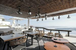 On The Rocks Hotel, Фиростефани