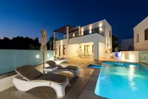 Villa Eventide, Геннади