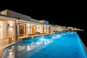 Cresanto Luxury Suites, Фиростефани