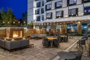 Hampton Inn & Suites Raleigh Midtown, Роли