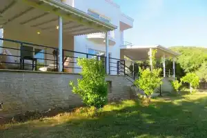 Villa White, Месудие