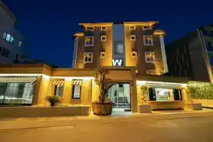 Wolf Suites, Лара